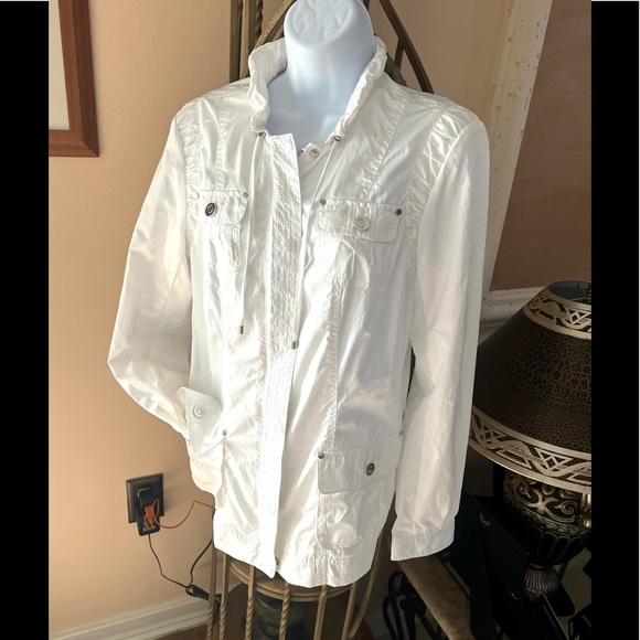 White House Black Market Lightweight White Windbreaker Jacket. size 8 - Picture 3 of 14